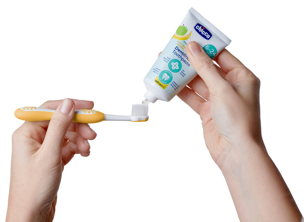 CHICCO Fogkrém alma-banán ízesítéssel fluoriddal 50ml használat közben