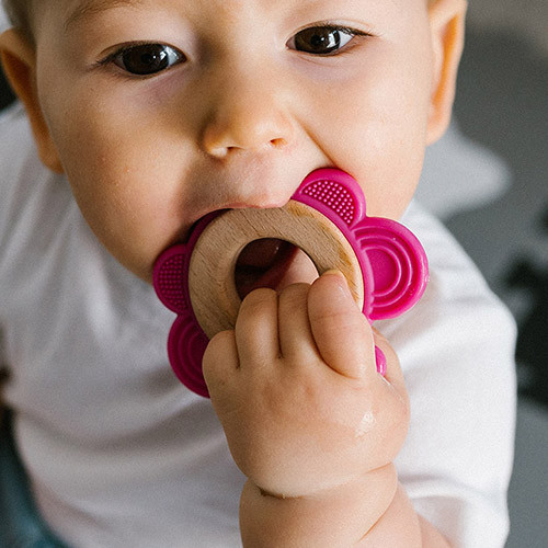 BABYONO Rágóka fa-szilikon Butterfly közelről