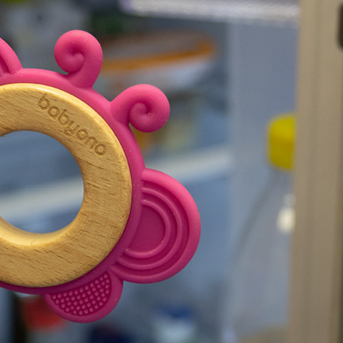 BABYONO Rágóka fa-szilikon Butterfly használat közben