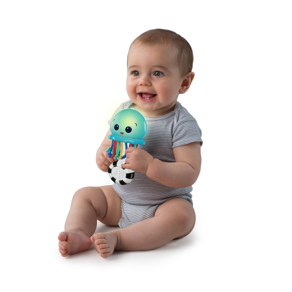BABY EINSTEIN Zenélő és világító játék Ocean Glow Sensory Shaker™ - Használat közben