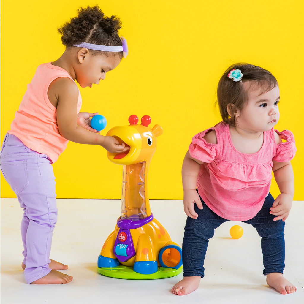 BRIGHT STARTS Zenélő játék zsiráf Spin & Giggle™ használat közben