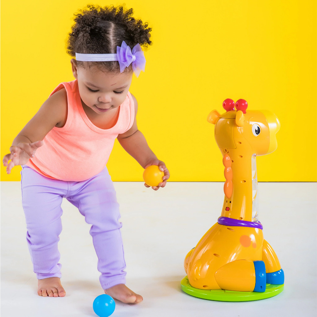 BRIGHT STARTS Zenélő játék zsiráf Spin & Giggle™ közeli kép