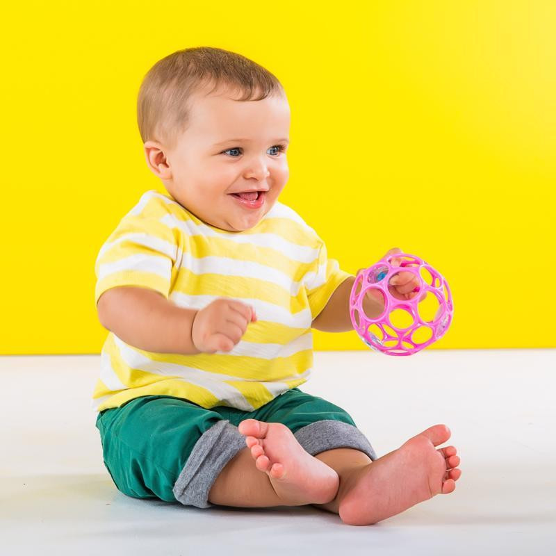 OBALL játék RATTLE 10cm dark pink 0hó+ - Csörgő hang és élénk színek