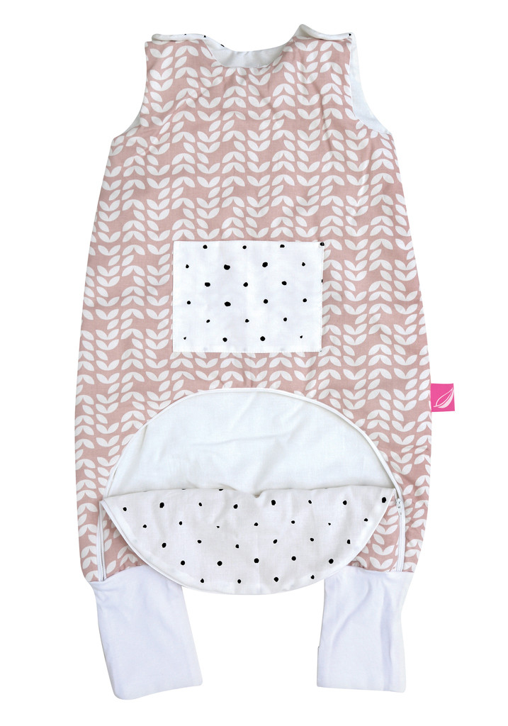 MOTHERHOOD Hálózsák lábakkal és zsebbel Pink Classics használat közben