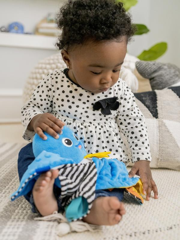 BABY EINSTEIN Zenélő morzsolókendő - részletes funkciók