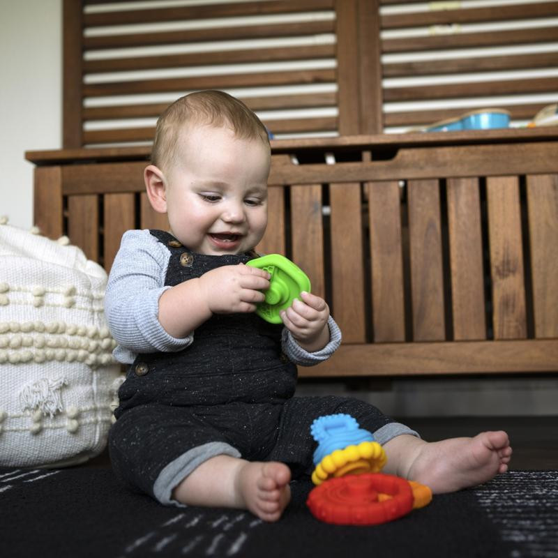 BABY EINSTEIN Rágóka építőjáték 2in1 Stack & Teethe™ 0hó+ - Használat közben