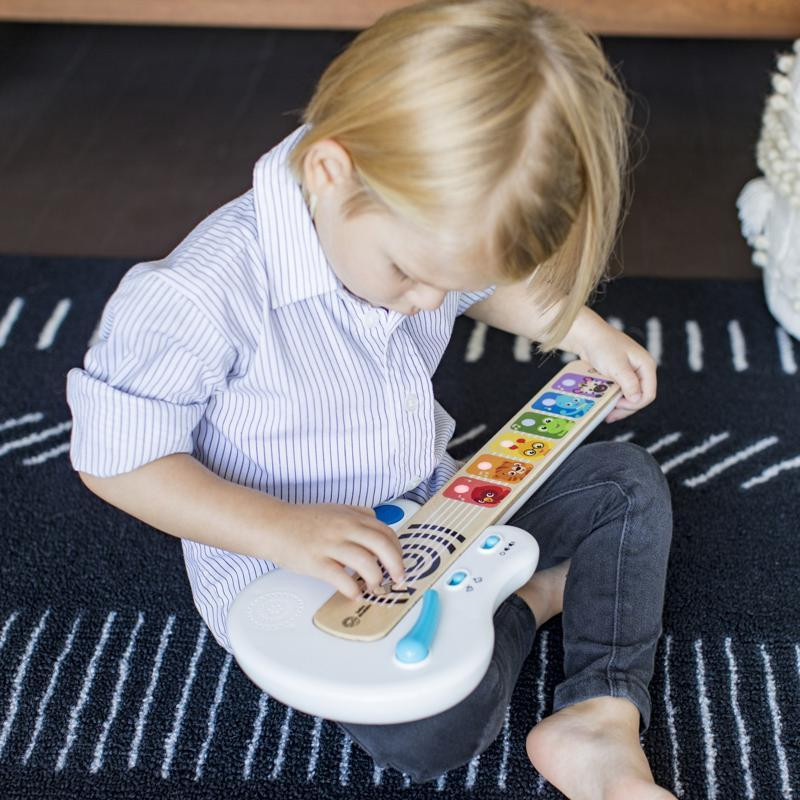 BABY EINSTEIN Gitár érintős Strum Along Songs™ Magic Touch™ HAPE használat közben