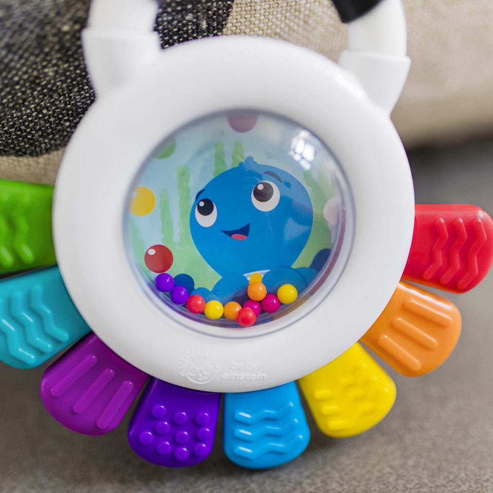 BABY EINSTEIN Szenzoros csörgő és rágóka Outstanding Opus™ használat közben