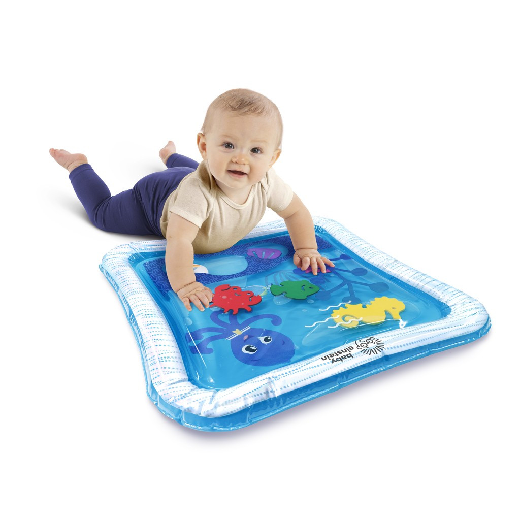 BABY EINSTEIN Vizes játszószőnyeg Opus’s Ocean of Discovery™ használat közben