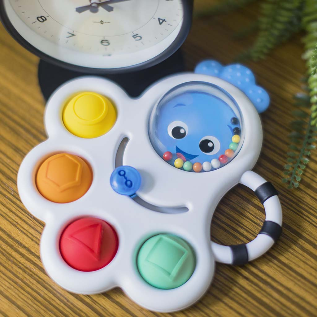 BABY EINSTEIN Játék érzékszervi csörgő és rágóka használat közben