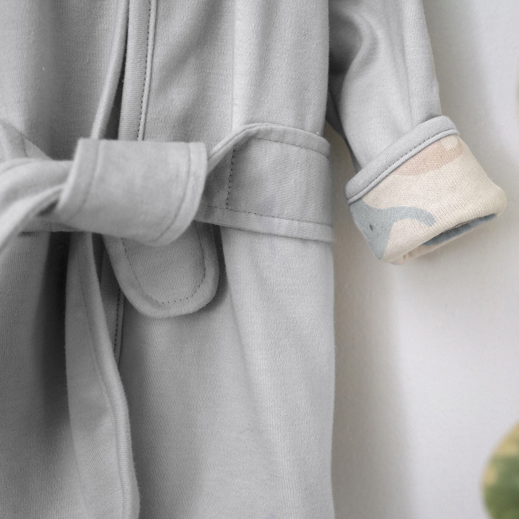 INGENUITY Kapucnis köntös Clean & Cuddly™ Grazer™ utazóágy részletei