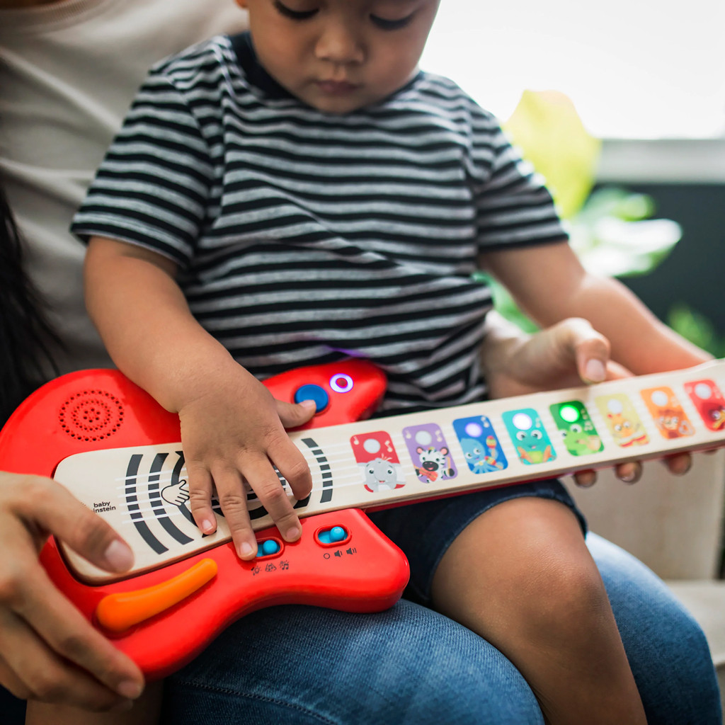 BABY EINSTEIN Fa zenélő játék gitár Together in Tune Guitar™ Connected Magic Touch™ HAPE 6hó+ használat közben