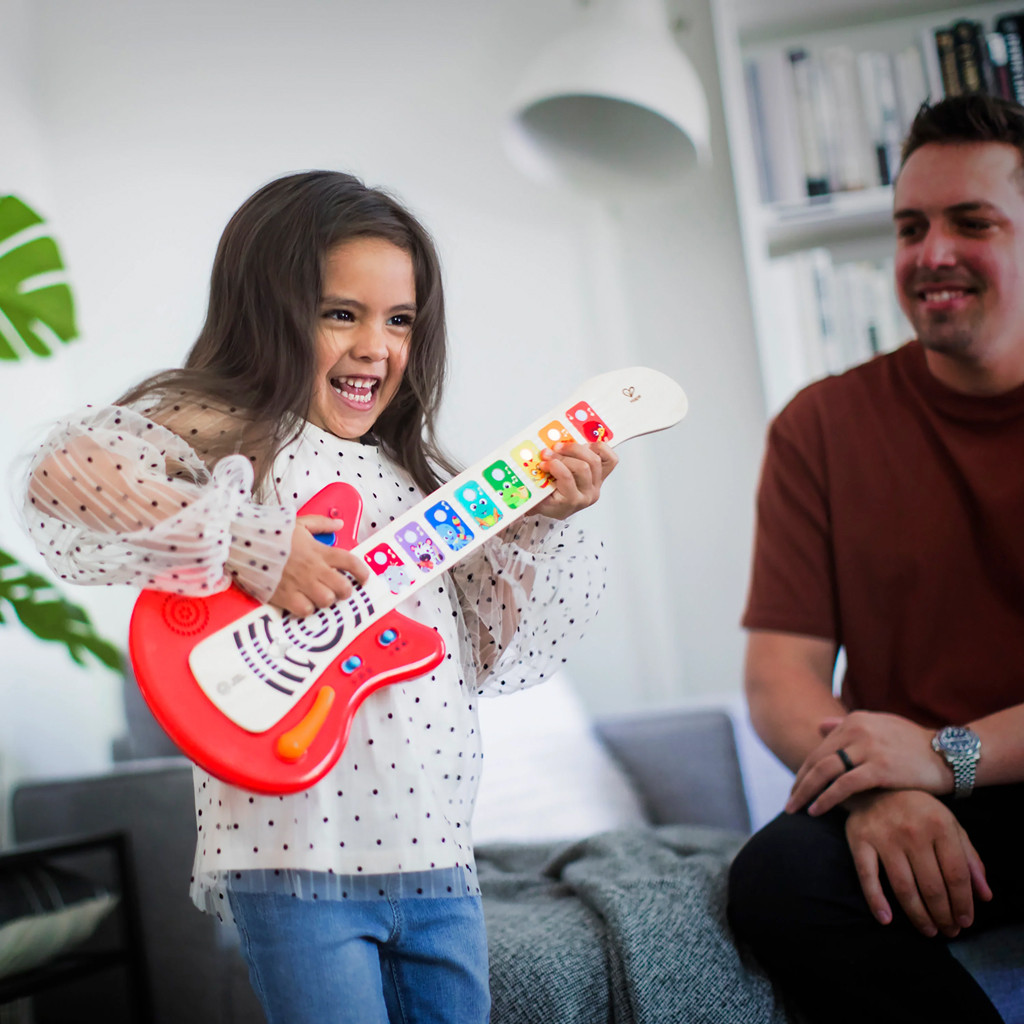 BABY EINSTEIN Fa zenélő játék gitár Together in Tune Guitar™ Connected Magic Touch™ HAPE 6hó+ közeli kép