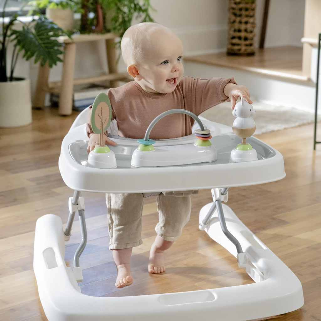 INGENUITY Bébikomp 3in1 Step & Sprout™ 6hó+ 12 kg-ig használat közben