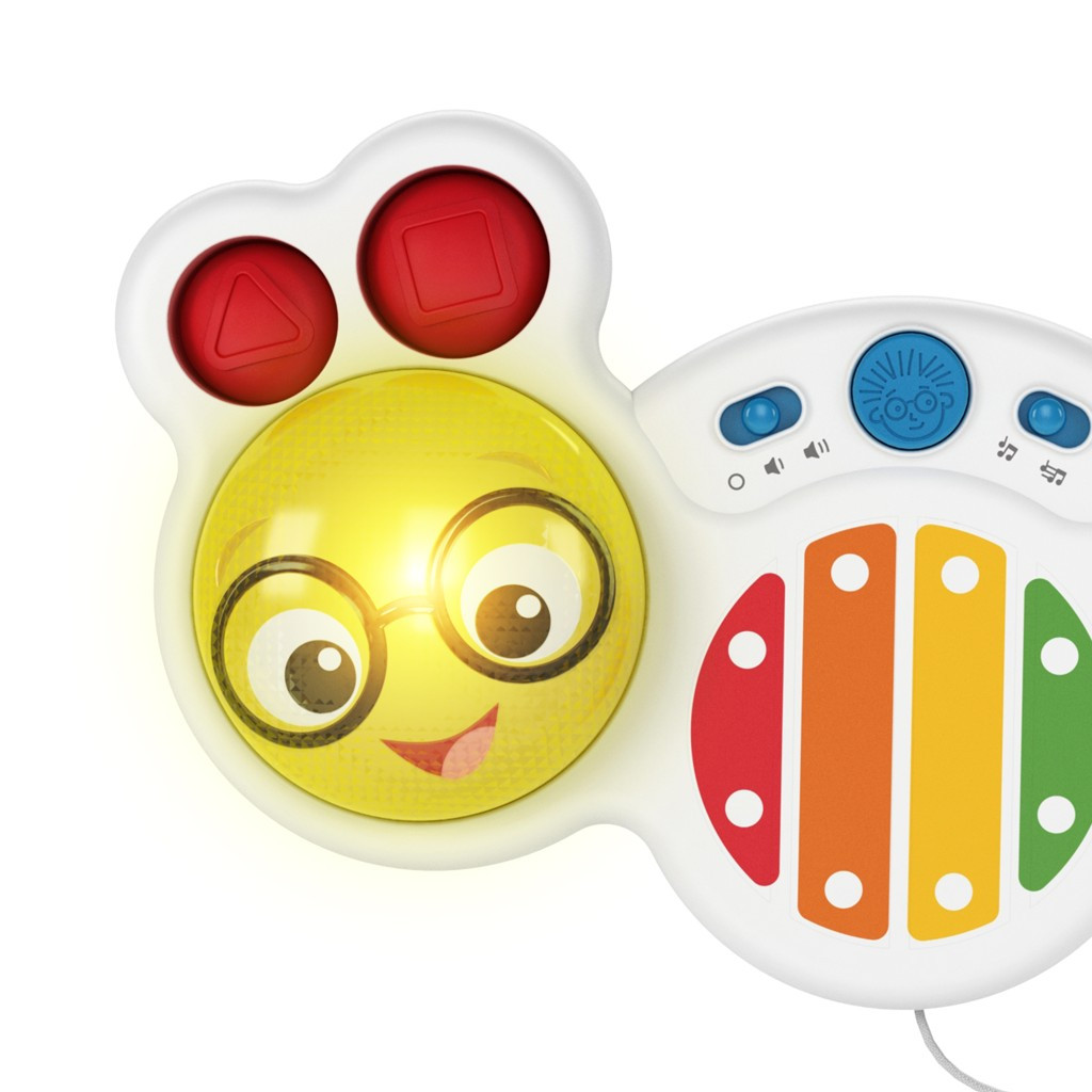 BABY EINSTEIN Zenélő játék xilofon Cal’s Curious Keys™ - használat közben