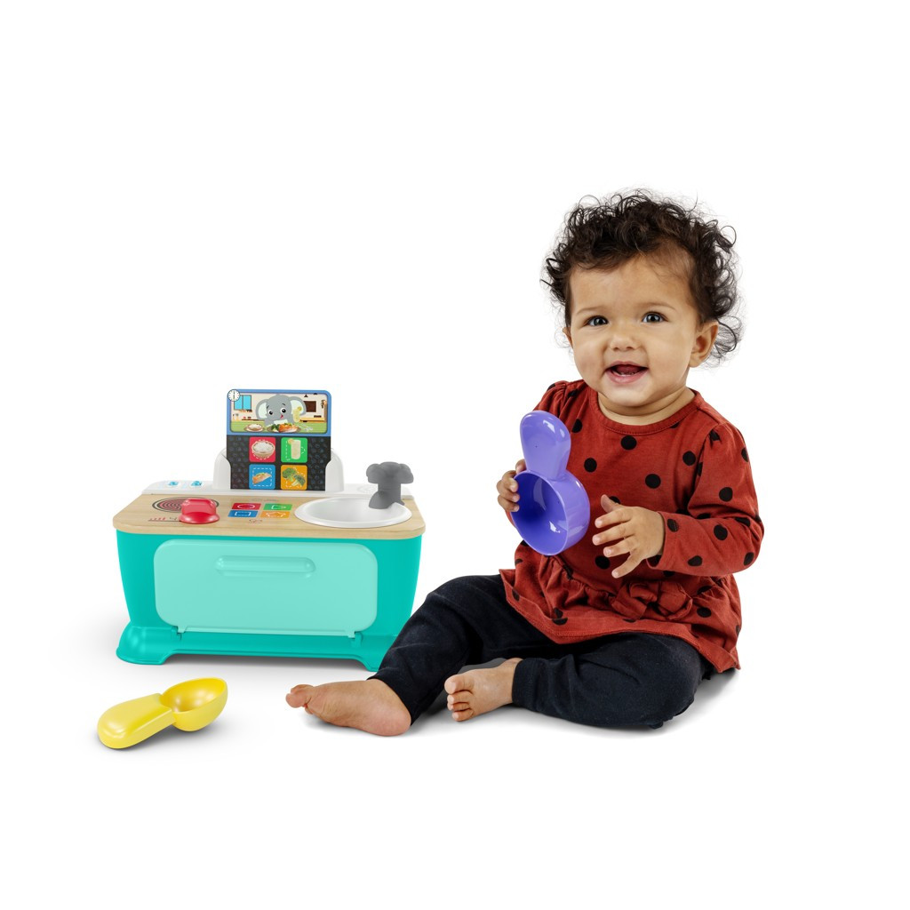 BABY EINSTEIN Zenélő játék konyha Magic Touch Kitchen™ Pretend to Cook HAPE 9hó+ használat közben