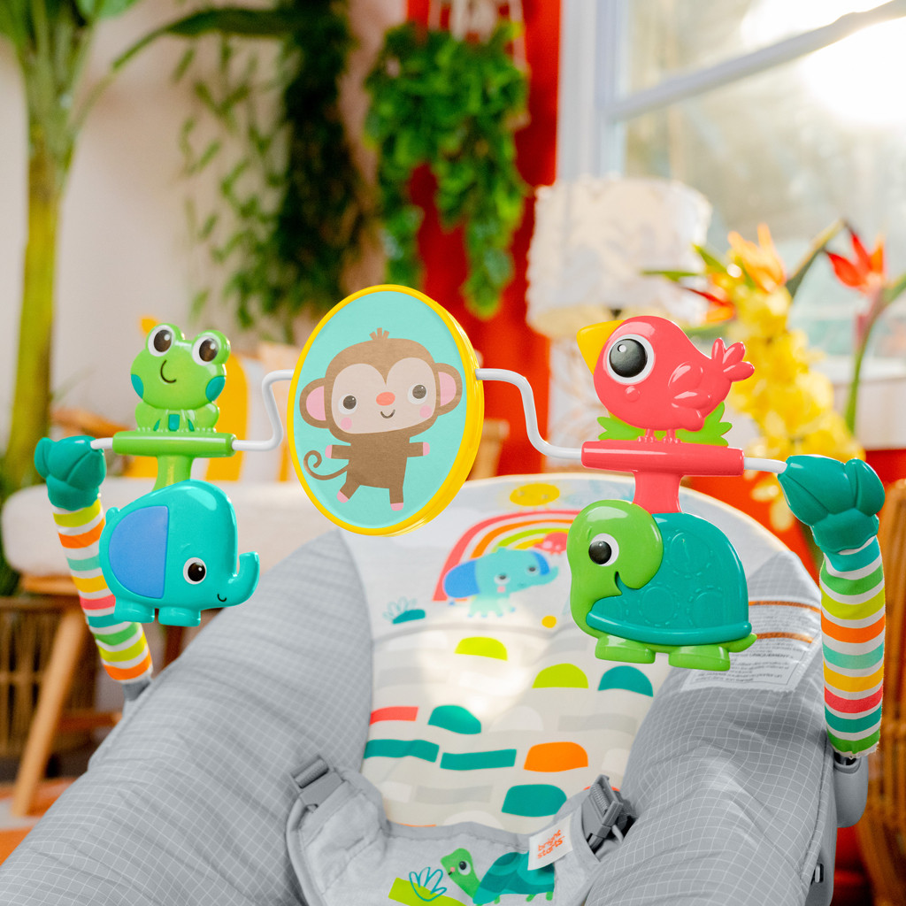 BRIGHT STARTS Ringató szék Paradise használat közben