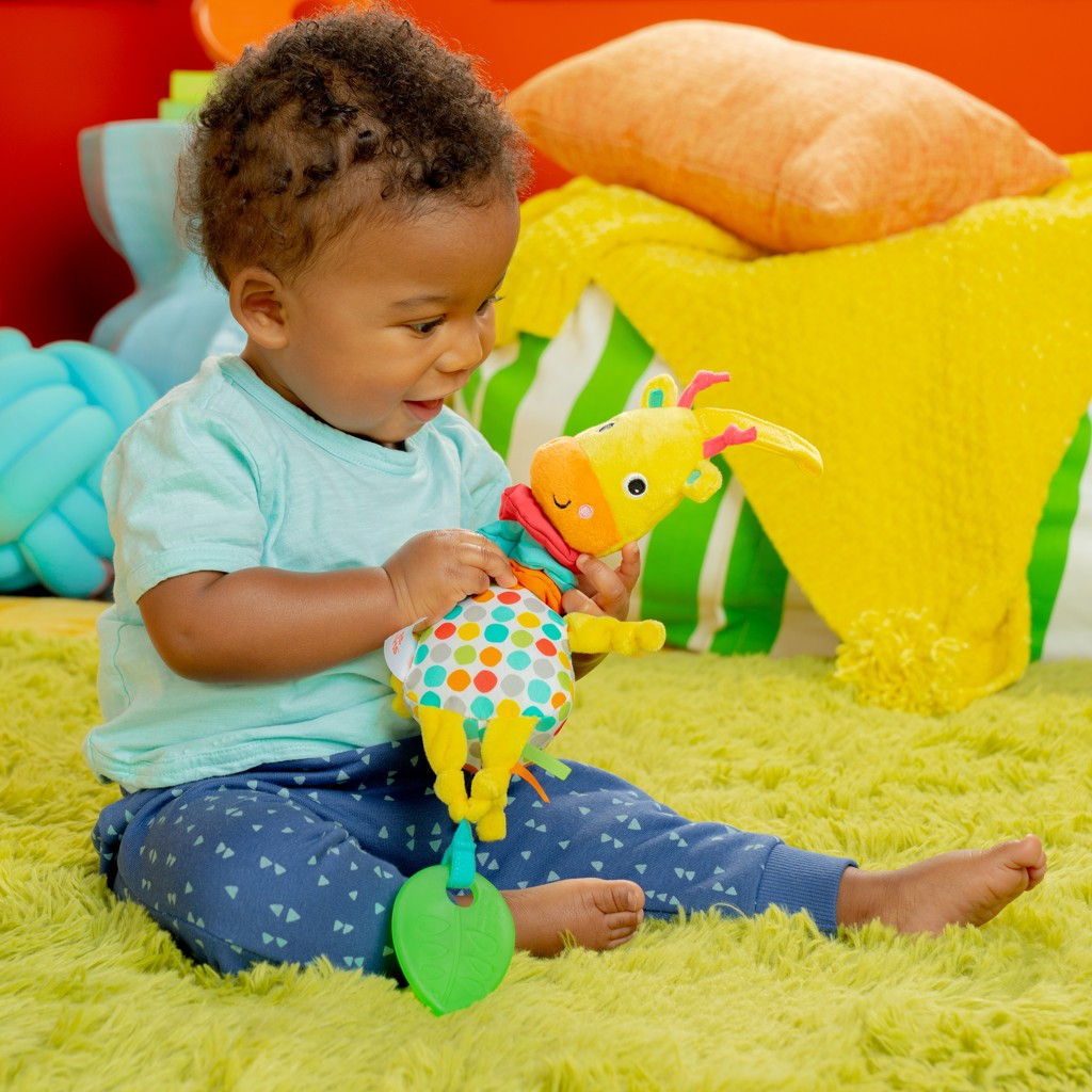 BRIGHT STARTS Játék dallamokkal C-karikán Pull, Play & Boogie™ zsiráf használat közben