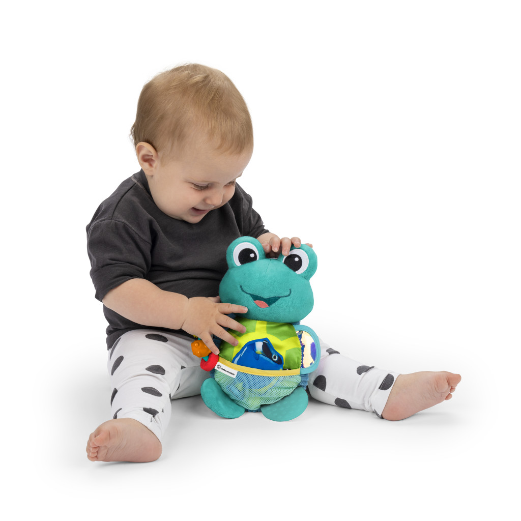 BABY EINSTEIN Aktív játék C-karikán teknős Neptune’s Sensory Sidekick™ előnyei