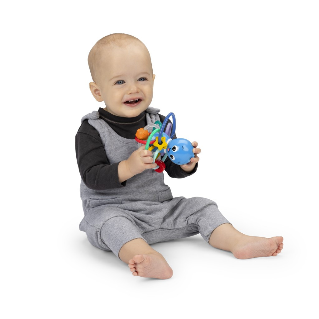 BABY EINSTEIN Rágóka/csörgő Opus’s Shake & Soothe™ használat közben