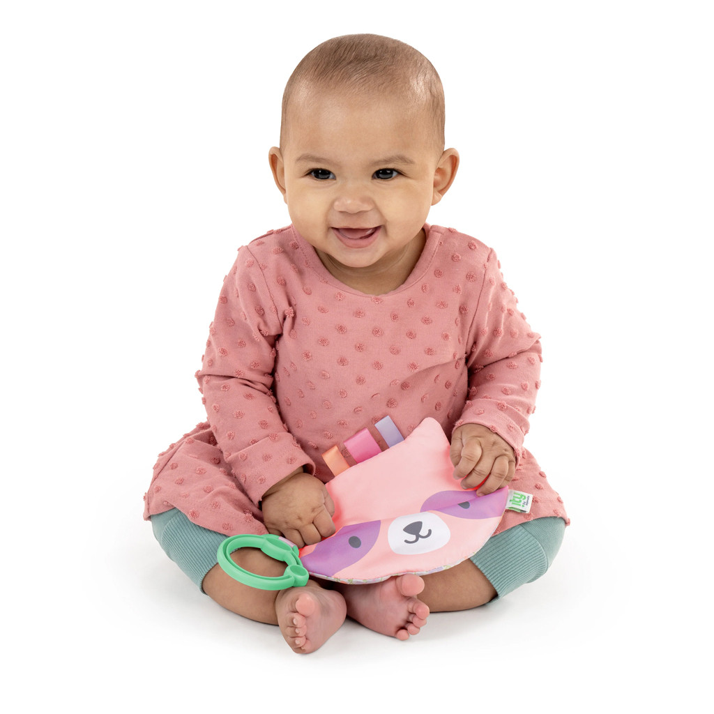 INGENUITY Crinklet™ érzékszervi játék C gyűrűn mosómedve Deni 0m+ - részletek