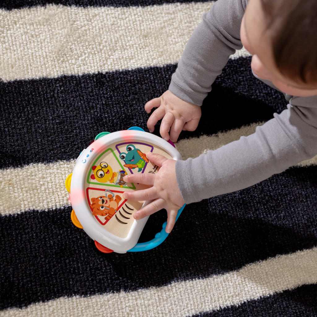 BABY EINSTEIN Játék zenélő tamburin használat közben