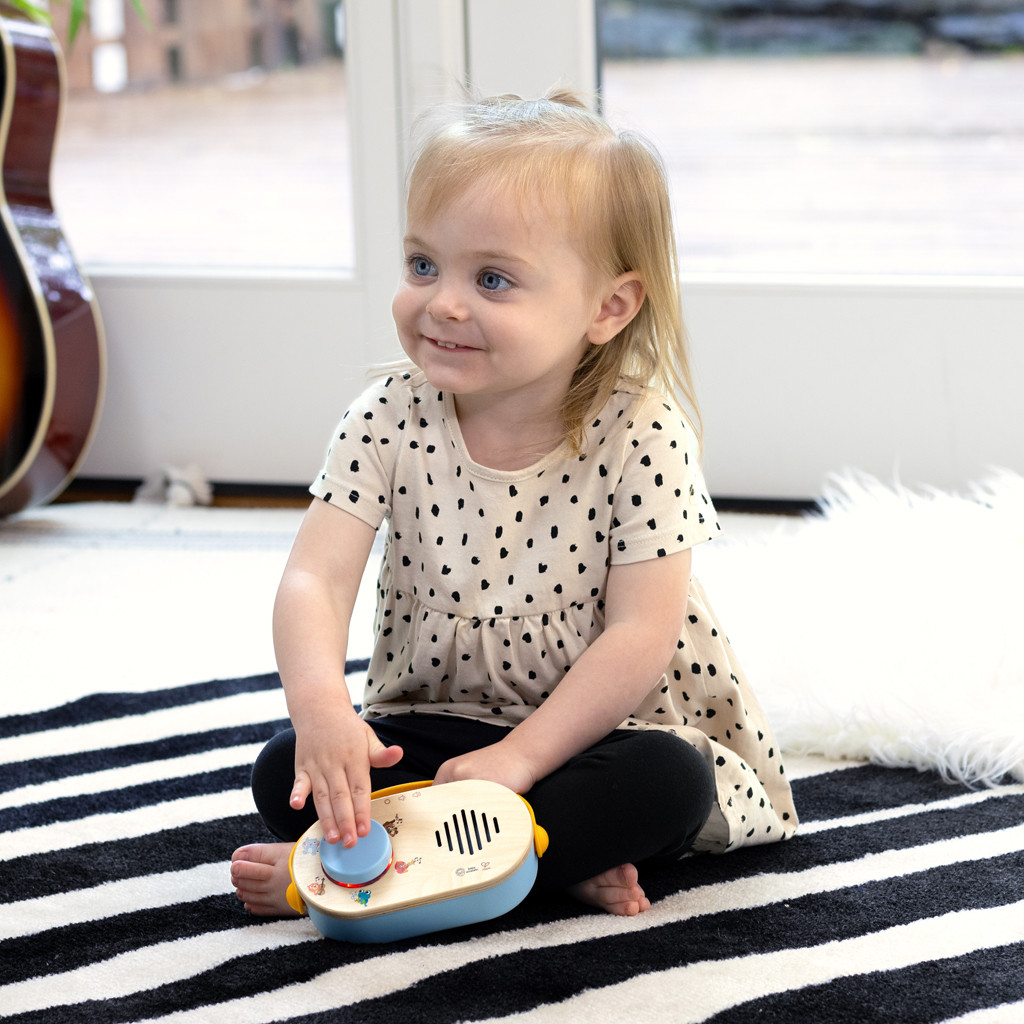BABY EINSTEIN Játék zenélő rádió Discovery Radio™ HAPE 6hó+ használat közben