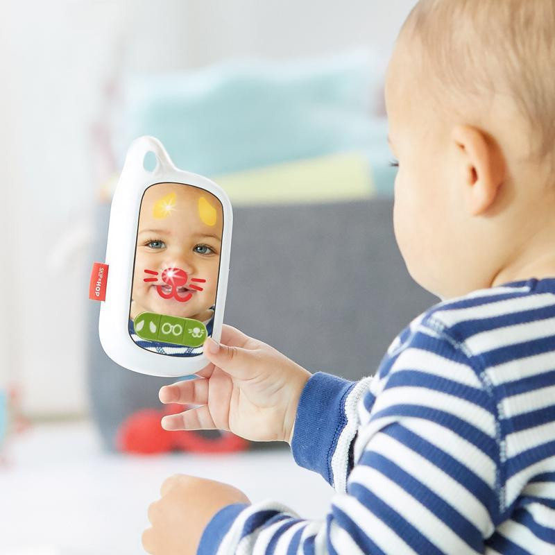 SKIP HOP Zenei játéktelefon Explore&More Selfie 6m+ használat közben
