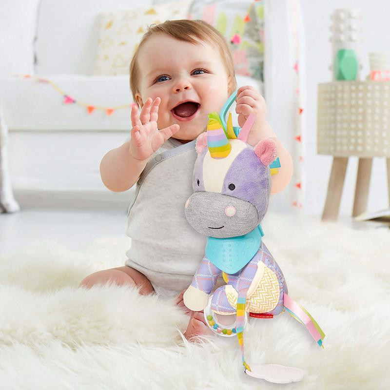 SKIP HOP Aktív játék C gyűrűn Bandana Buddies Egyszarvú használat közben