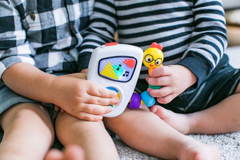 BABY EINSTEIN Zenélő játék Take Along Tunes™ 3hó+ használat közben