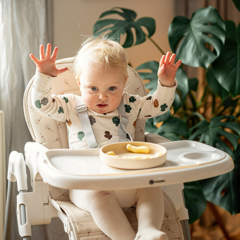 PETITE&MARS Etetőszék huzat és tálca Gusto Beige Dandelions használat közben