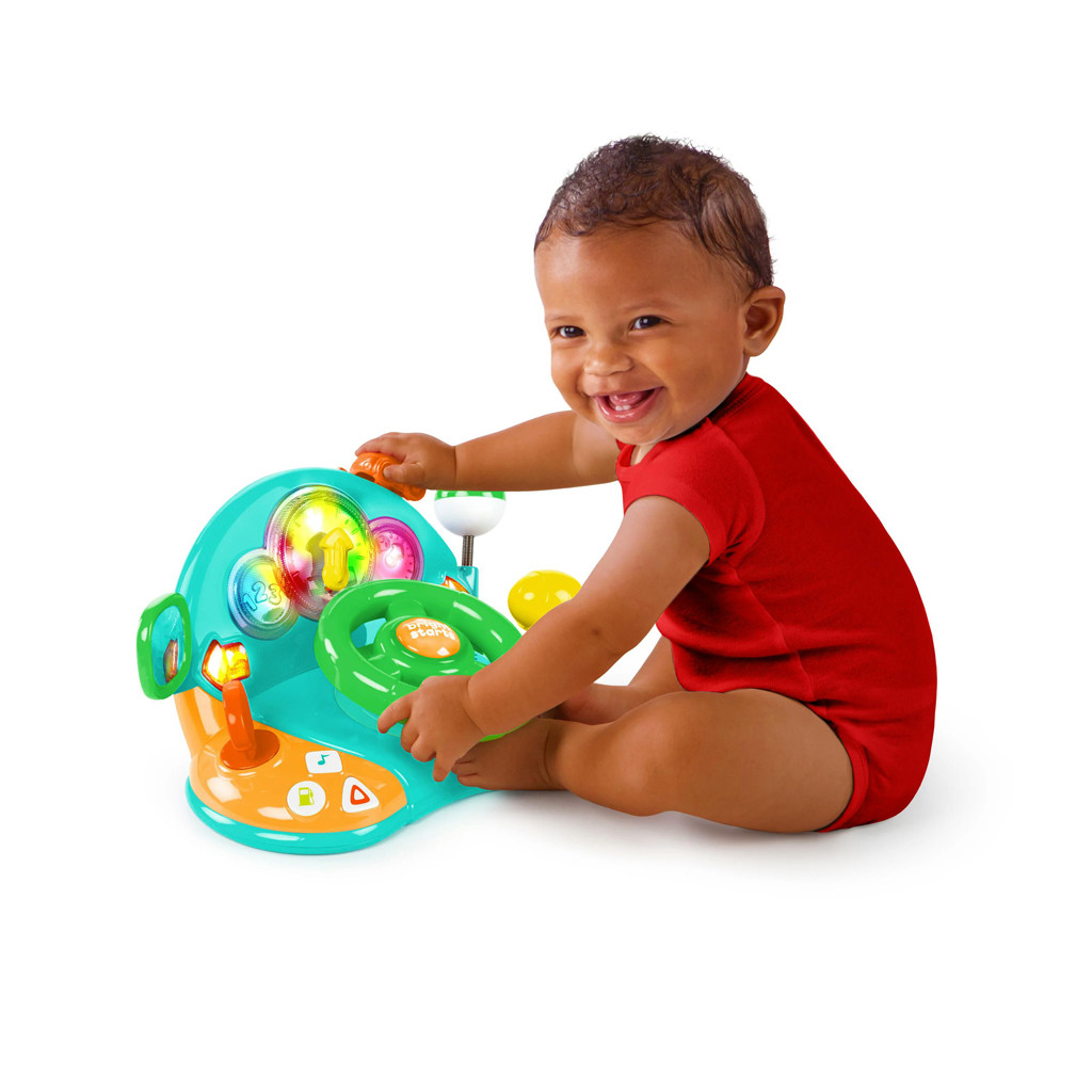 BRIGHT STARTS Zenélő kormánykerék játék Lights & Colors Driver™ 6hó+ - Játék közben