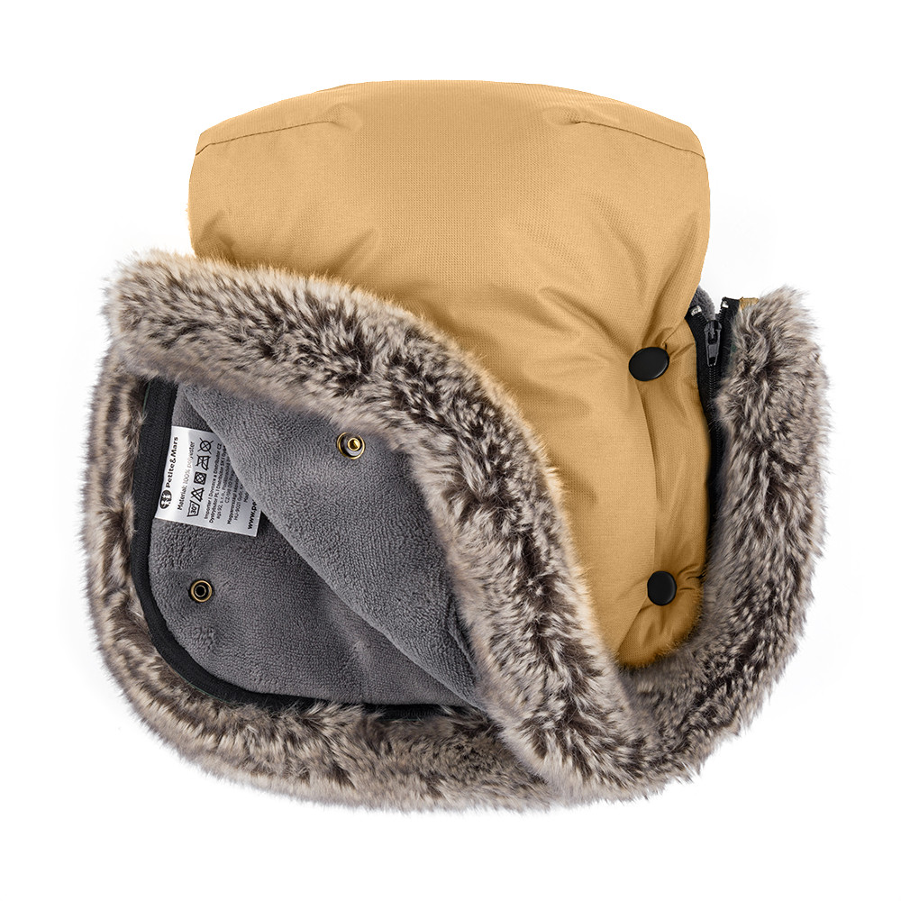 PETITE&MARS Kesztyű / Kézmelegítő babakocsira Furry Elegant Caramel használat közben