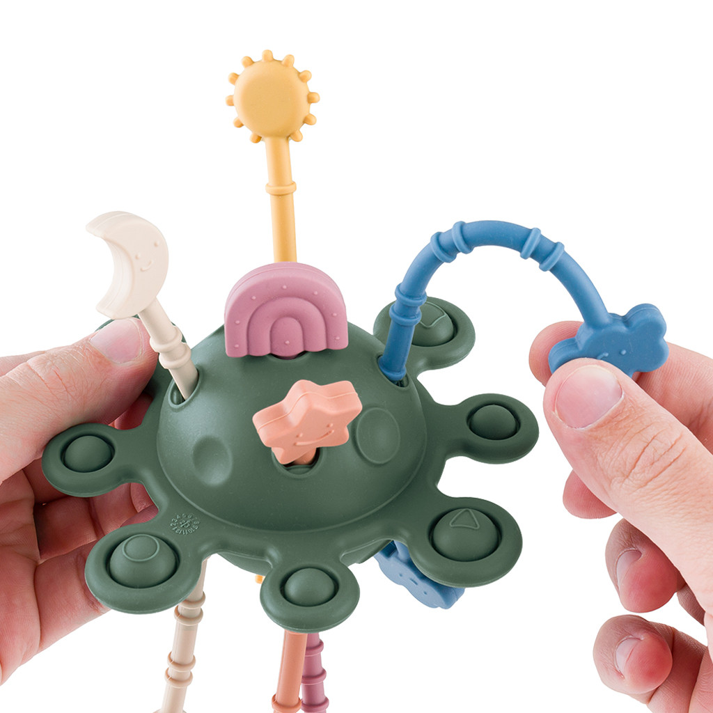 Petite&Mars Szilikon érzékszervi játék Crazy Planet Misty Green 10m+ használat közben