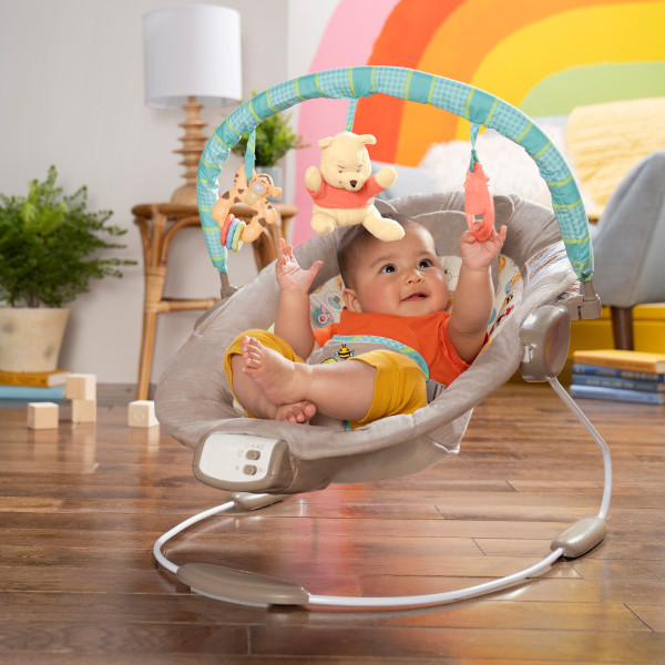 BRIGHT STARTS Rezgő pihenőszék Winnie the Pooh Dots & Hunny használat közben