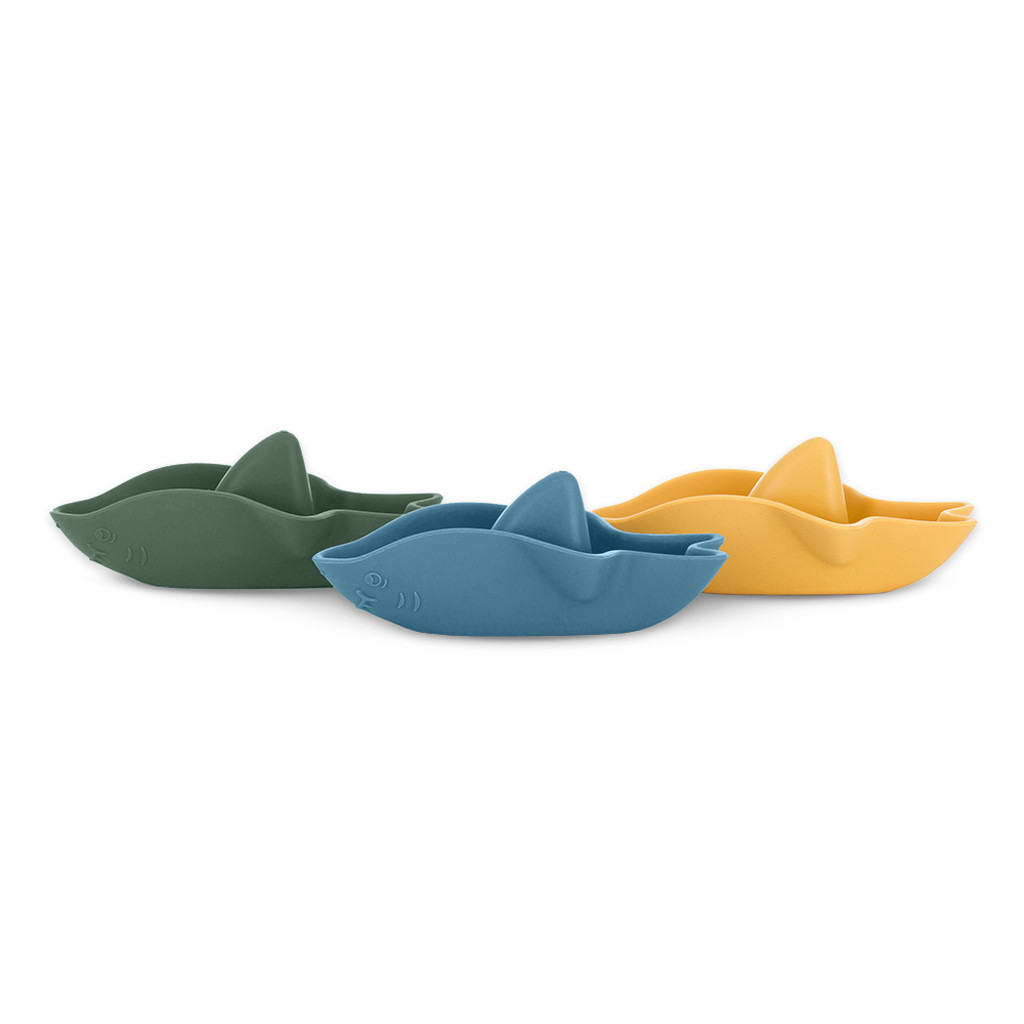 Petite&Mars Szilikon fürdőjáték Sharks 6m+ fürdés közben