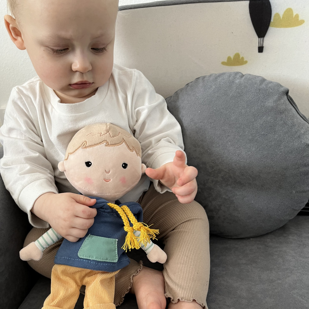 A PETITE&MARS Plüss játékbaba Max előnyei