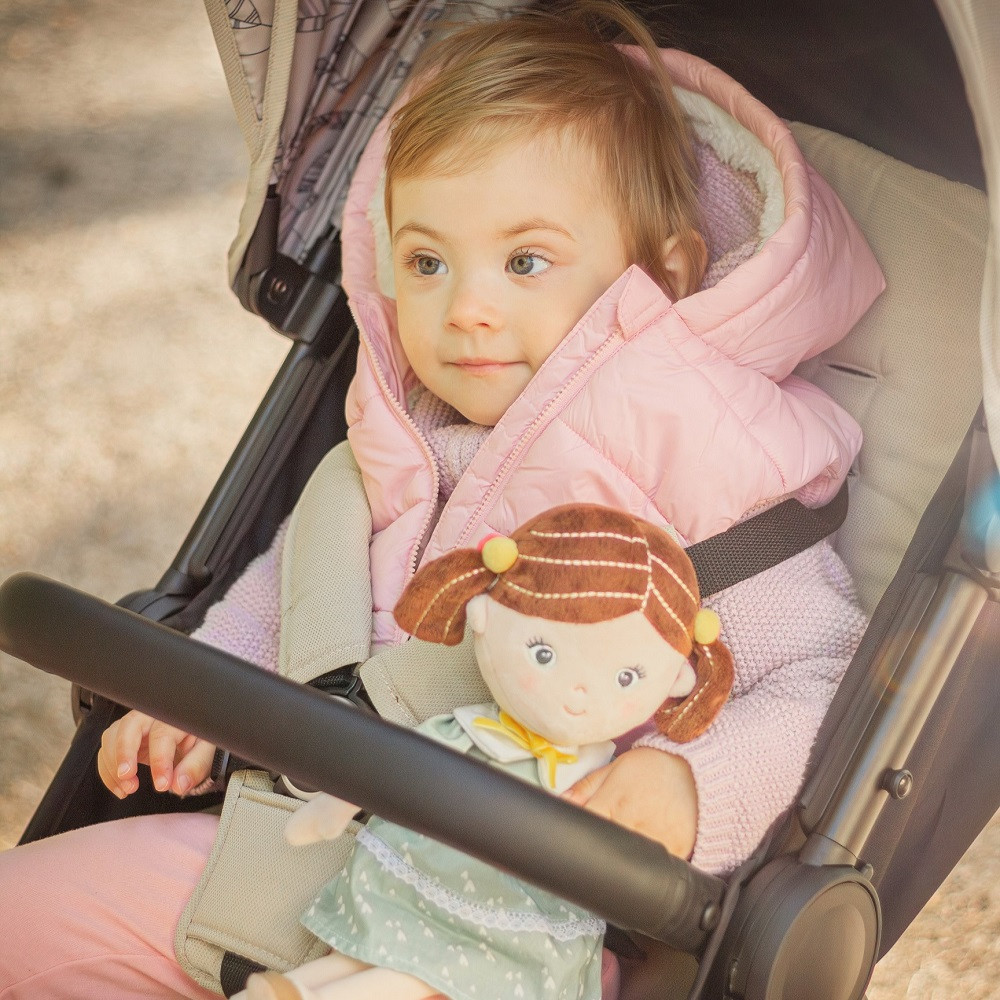 PETITE&MARS Plüss játékbaba Hannah 0+, 35 cm részletei