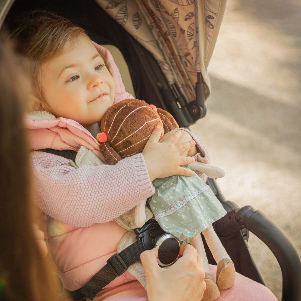 PETITE&MARS Plüss játékbaba Hannah 0+, 35 cm használat közben