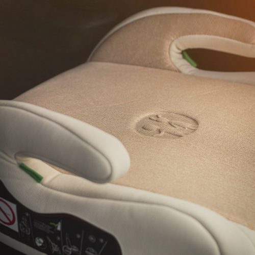 PETITE&MARS Optimus Pro i-Size ülésmagasító Caramel Brown 125 - 150 cm (22-36 kg)