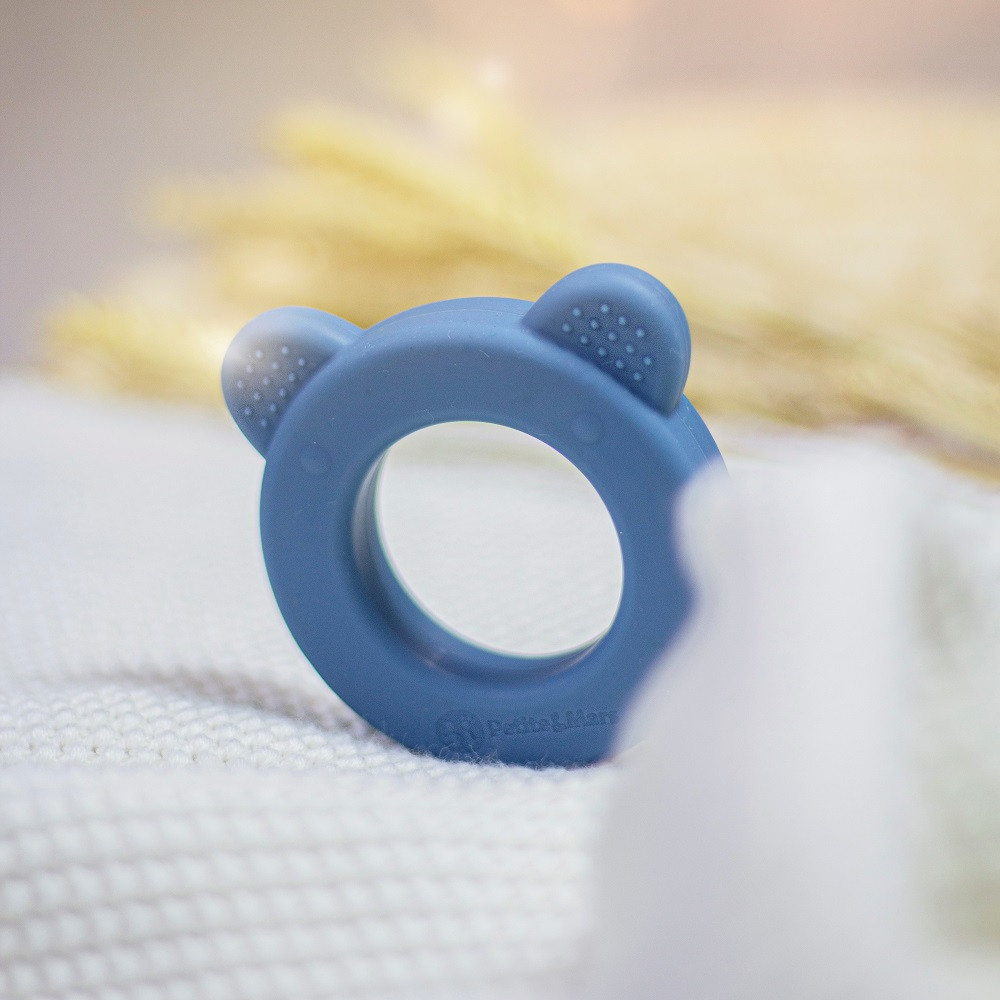 PETITE&MARS Beary Szilikon rágóka csörgővel Petrol Blue 0m+ előnyei