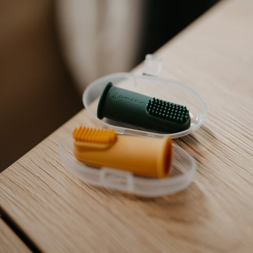 PETITE&MARS Szilikon ujjra húzható fogkefe szett Ochre&Green 2 db 0m+
