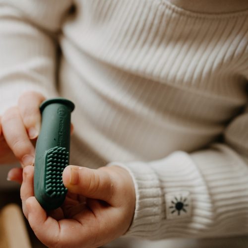 PETITE&MARS Szilikon ujjra húzható fogkefe szett Ochre&Green 2 db 0m+