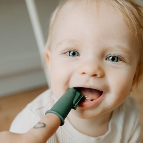 PETITE&MARS Szilikon ujjra húzható fogkefe szett Ochre&Green 2 db 0m+