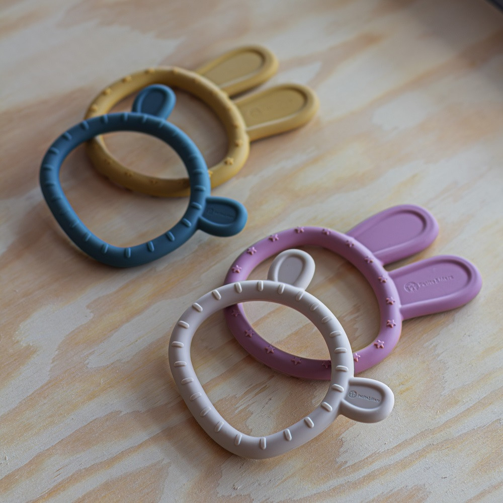 PETITE&MARS Szilikon rágóka Bunny Dusty Rose 0m+ közelről