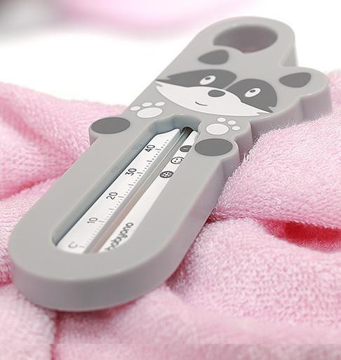 BABYONO Vízhőmérő- mosómedve, szürke használat közben