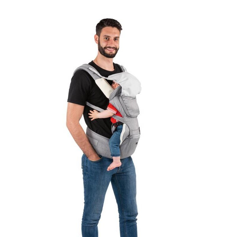 CHICCO Gyerekülés Hip Seat - Pirate Black használat közben