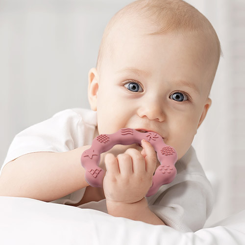 BABYONO Szilikon rágóka Karika rózsaszín közelről