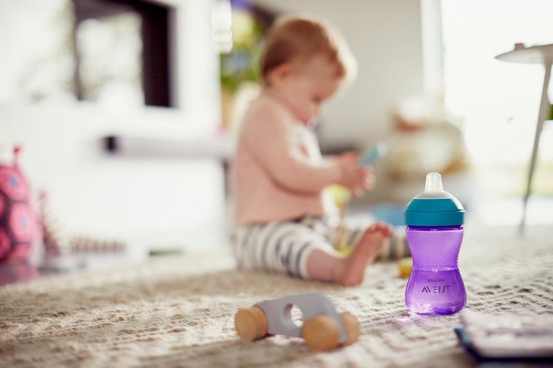 Philips AVENT SCF802/02 Puha harapásálló csőrös pohár 300 ml LILA használat közben