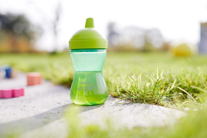 Egy gyermek a Philips AVENT SCF804/03 Kemény itatófejes poharat használja